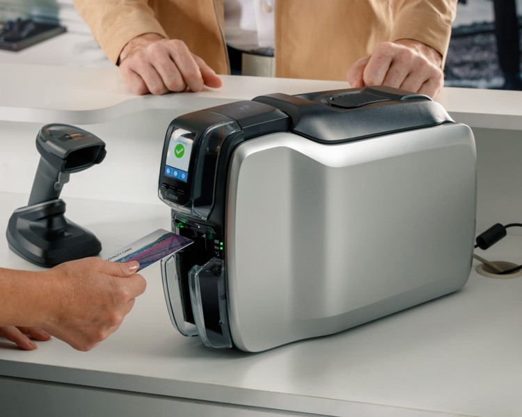 zc300-photography-website-retail-loyalty-card-closeup-5x4-3600.jpg.imgo.jpg